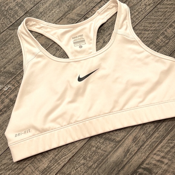 🤍🖤Immaculate Like New Nike Dri Fit Sports Bra 🤍🖤 - Picture 2 of 5